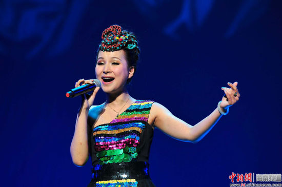 藏族女歌手泽仁央金演唱《在那东山顶上》.骆