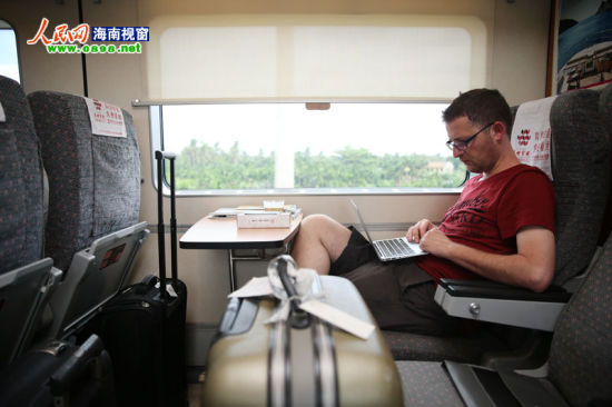 外媒记者乘坐东环高铁:赞叹列车平稳舒适(组图