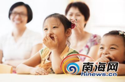 海南城里的孩子，从小就接受普通话教育。新华社发