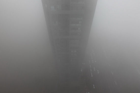 雾霾之下高层建筑若在云中