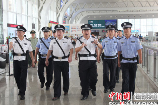 海南省公安厅副厅长火车站带队巡逻反恐防暴(