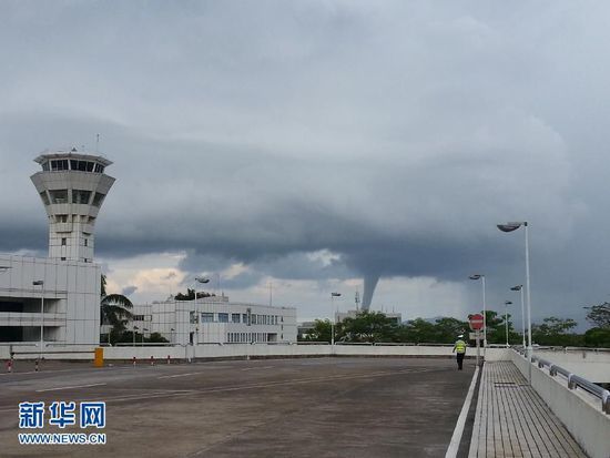 8月5日珠海机场附近海域出现“龙吸水”现象