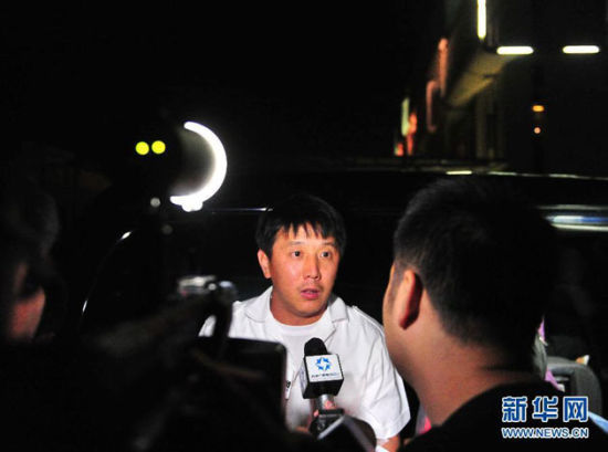11月3日，获救人员乘意大利籍客船“歌诗达维多利亚”抵达海南省三亚凤凰岛国际邮轮码头后接受媒体采访。