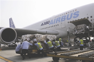 A380的机身非常高，运输行李进货舱需要升降机