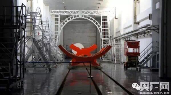 600-700吨重的火箭运抵水平卸载间后，将沿着轨道在厂房中进行托运、躺吊、组装。